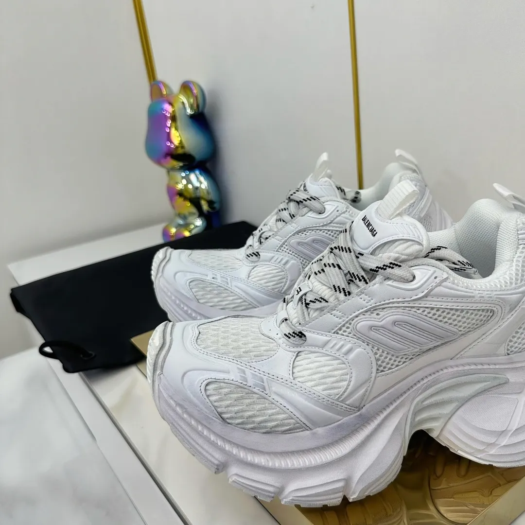 👟👟Ex-factory price 680👟👟 Balenciaga Balenciaga CARGO 6XL Sneakers Round-toe lace-up Low-cut lifestyle mesh lace-up Low-cut catwalk retro Balenciaga is always at the forefront of fashion. This model has huge size and eye-catching design. It is in line with the current "" trend. It uses an all-black color scheme to create a low-key yet gorgeous effect. The 6XL size makes it a conspicuous presence in the market. Suitable for people who pursue individuality. The products released this time once again reflect their innovation capabilities. They are made of microfiber and mesh. Its avant-garde design, exaggerated volume and reflective details give it a special silhouette. It is made of mesh material, which brings good foot feel, comfortable and breathable. The appearance still adopts the classic shape. The shoe body is fashionable and easy to wear. Item No.: 815859 W2MV2 1012 Size: 35-46